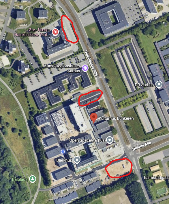 Luftfoto med parkeringspladser omkring Kulturhus Bunkeren markeret med røde ringe